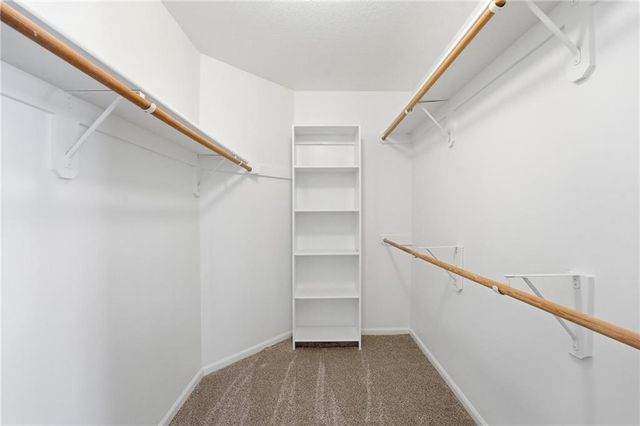 6119 S National Drive, Parkville, MO 64152