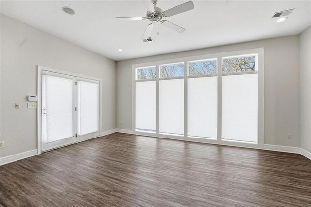 6119 S National Drive, Parkville, MO 64152