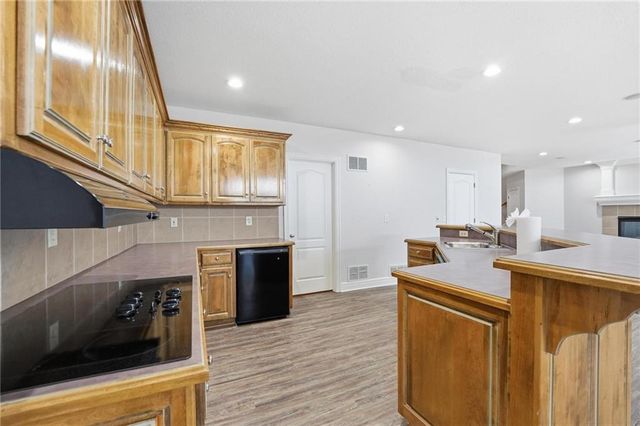 6119 S National Drive, Parkville, MO 64152