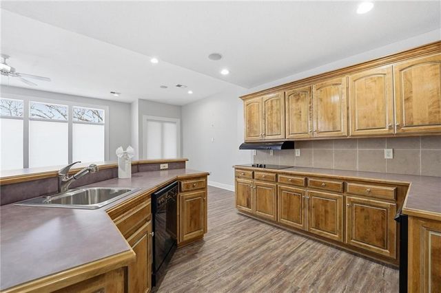 6119 S National Drive, Parkville, MO 64152