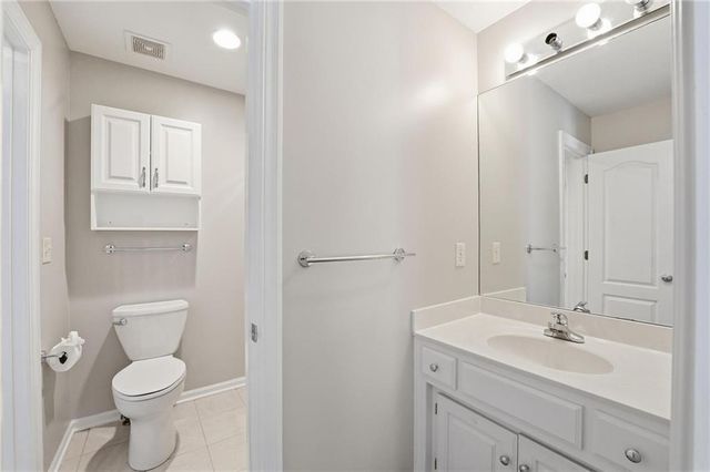 6119 S National Drive, Parkville, MO 64152