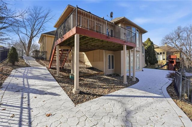 6119 S National Drive, Parkville, MO 64152