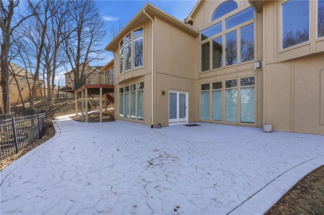 6119 S National Drive, Parkville, MO 64152