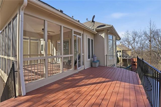 6119 S National Drive, Parkville, MO 64152