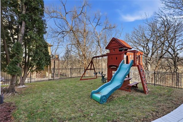 6119 S National Drive, Parkville, MO 64152