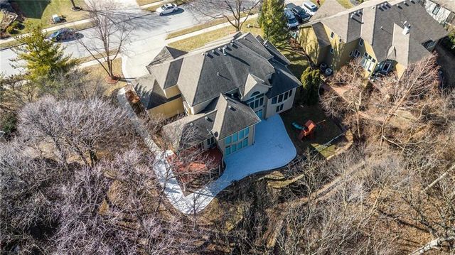 6119 S National Drive, Parkville, MO 64152