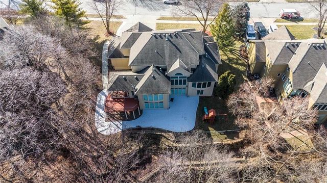 6119 S National Drive, Parkville, MO 64152