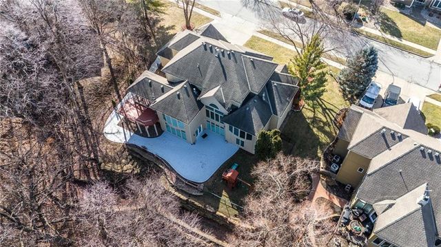 6119 S National Drive, Parkville, MO 64152