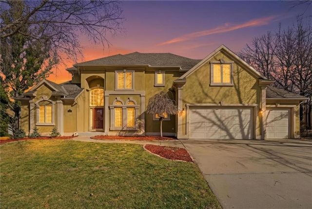 6119 S National Drive, Parkville, MO 64152