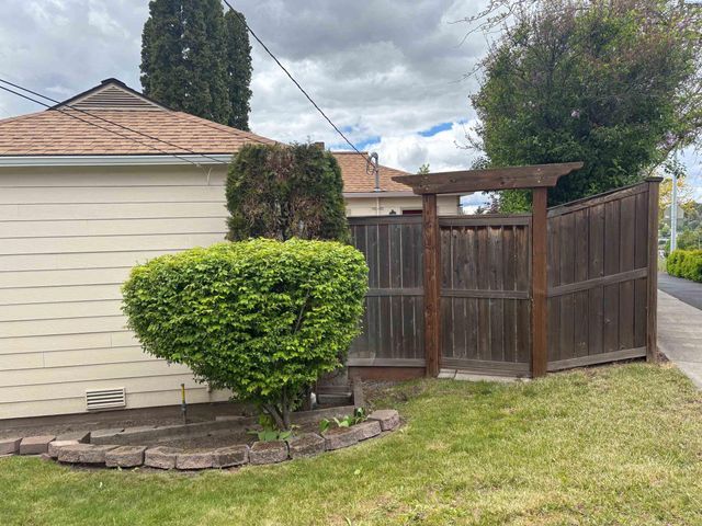 1320 NE Harvey Rd, Pullman, WA 99163