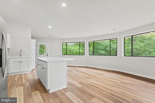 39 SCHOOL BUS RD, Louisa, VA 23093