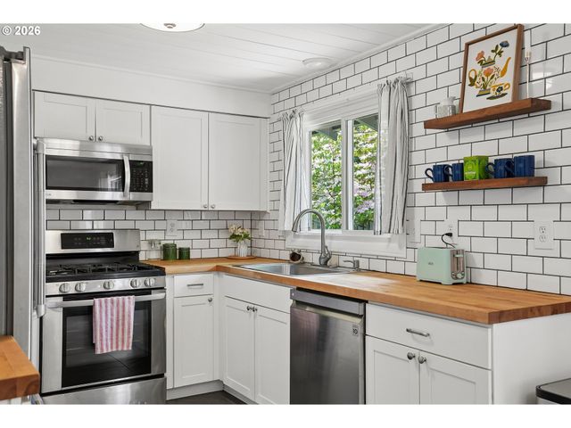 731 Se 143RD Ave, Portland, OR 97233