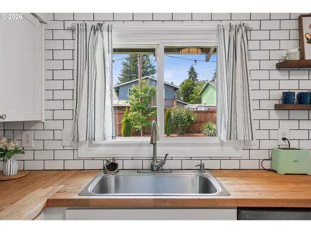 731 Se 143RD Ave, Portland, OR 97233