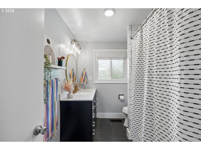 731 Se 143RD Ave, Portland, OR 97233