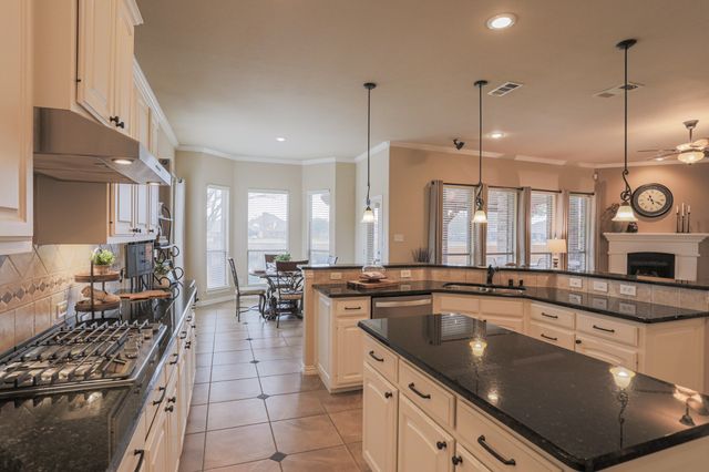 8008 Comstock Drive, Arlington, TX 76001