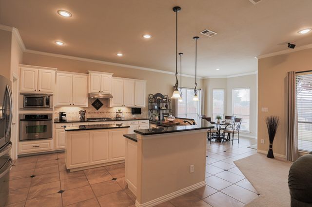 8008 Comstock Drive, Arlington, TX 76001