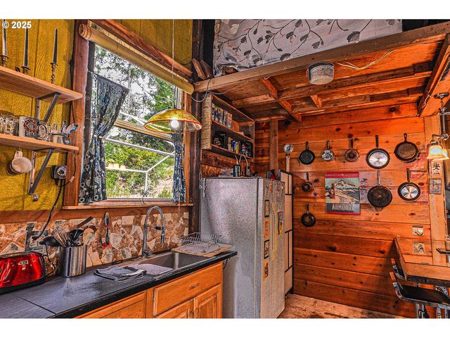 74738 APIARY Rd, Rainier, OR 97048