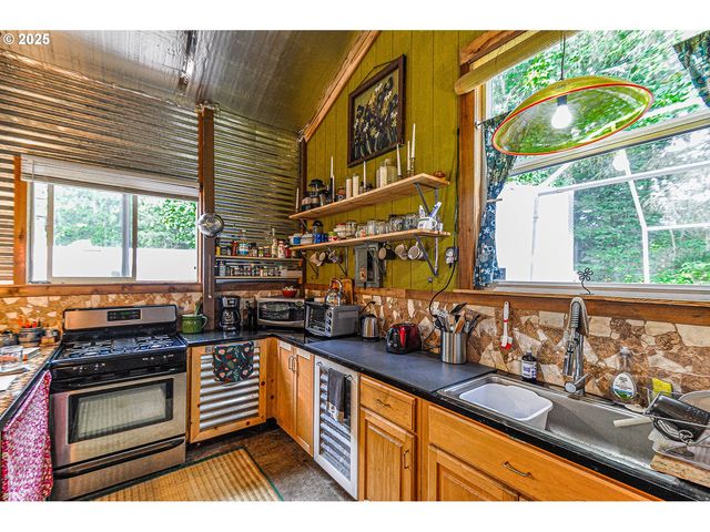 74738 APIARY Rd, Rainier, OR 97048