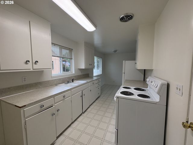 210 SUNNYSIDE Dr, Eugene, OR 97404