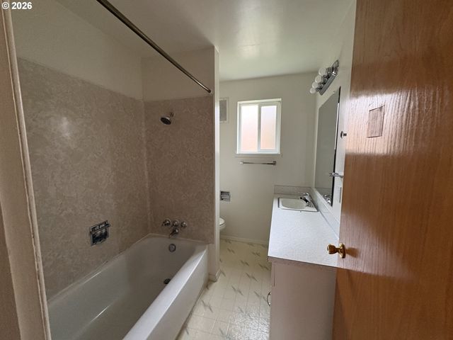 210 SUNNYSIDE Dr, Eugene, OR 97404