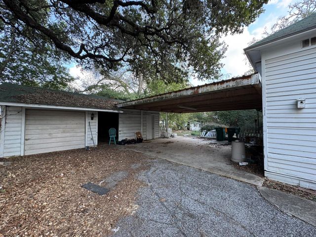 330 N Monroe Street, La Grange, TX 78945