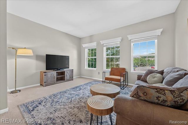 1602 Pinecroft Ln., Howell, MI 48855