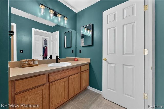 1602 Pinecroft Ln., Howell, MI 48855