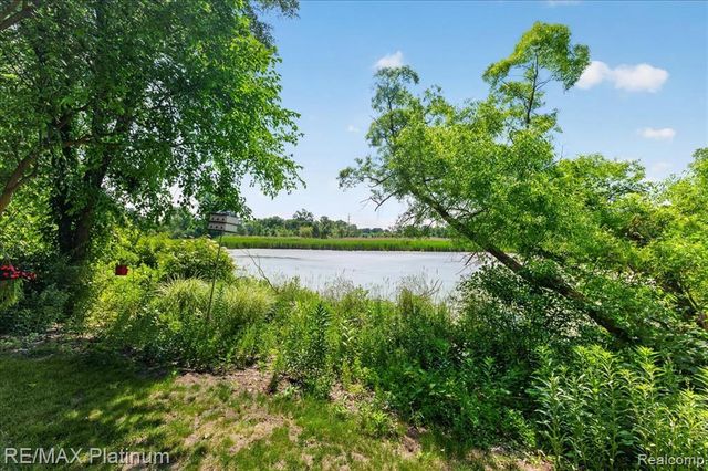 1602 Pinecroft Ln., Howell, MI 48855