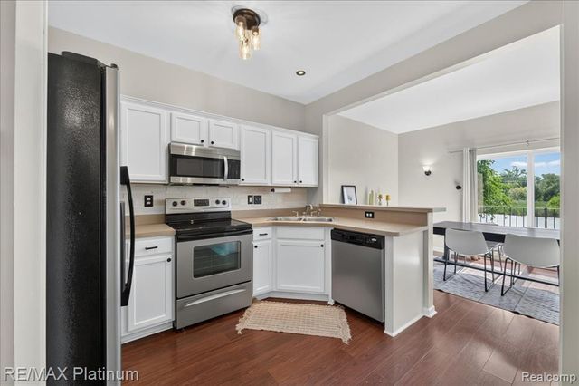 1602 Pinecroft Ln., Howell, MI 48855