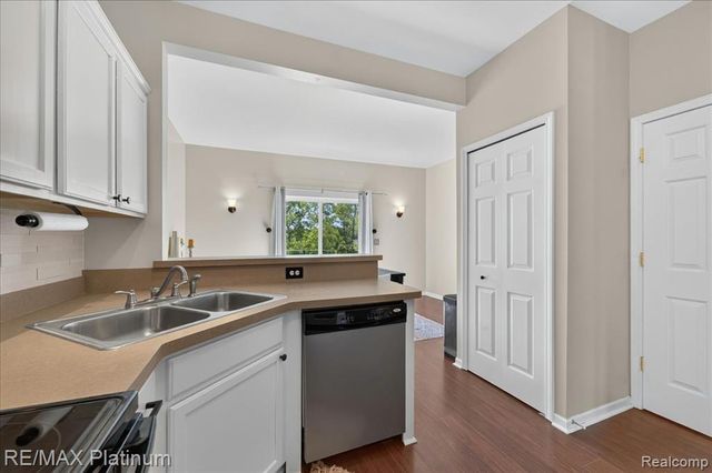 1602 Pinecroft Ln., Howell, MI 48855