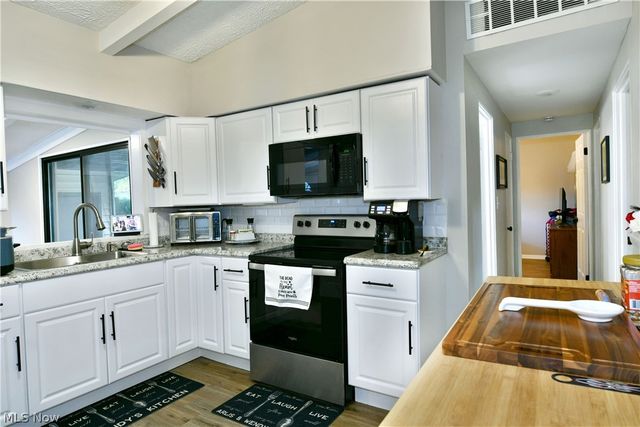 837 Pinecrest Road, Girard, OH 44420