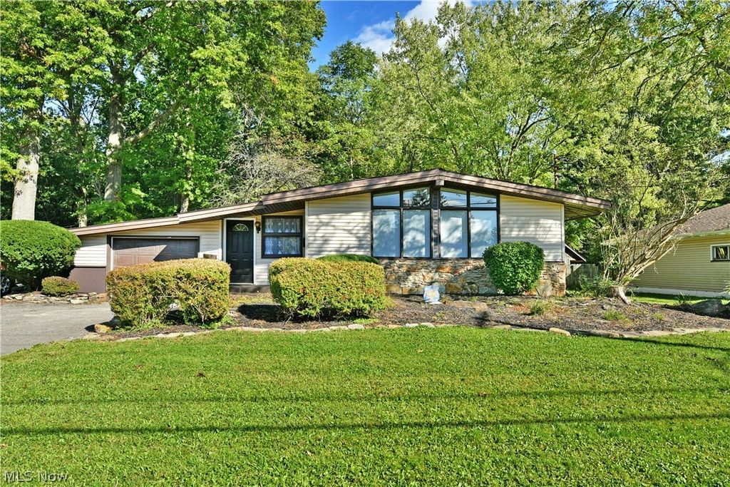 837 Pinecrest Road, Girard, OH 44420