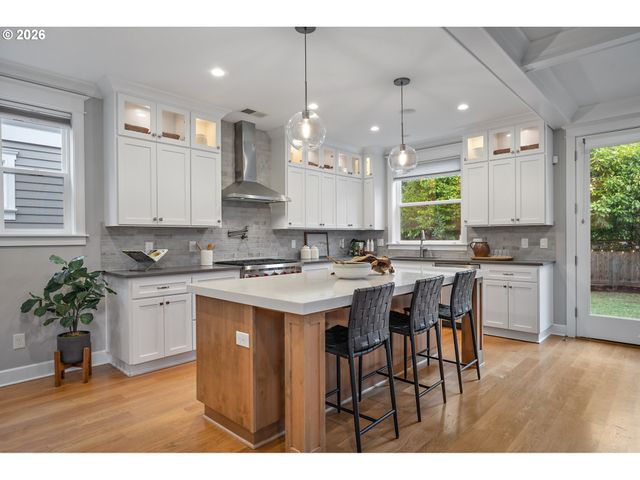 4061 Se LEXINGTON St, Portland, OR 97202