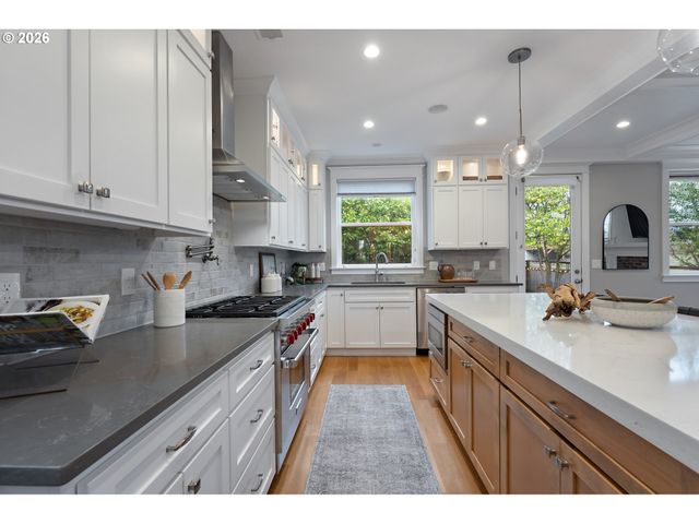 4061 Se LEXINGTON St, Portland, OR 97202