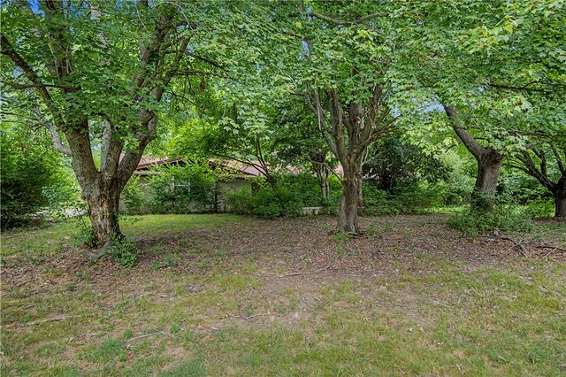 6480 W Wedington Drive, Fayetteville, AR 72704