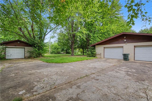 6480 W Wedington Drive, Fayetteville, AR 72704