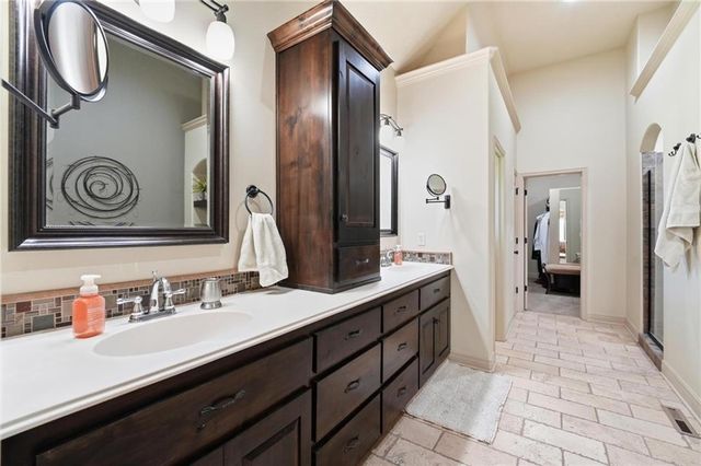 10607 N Hedges Street, Kansas City, MO 64157