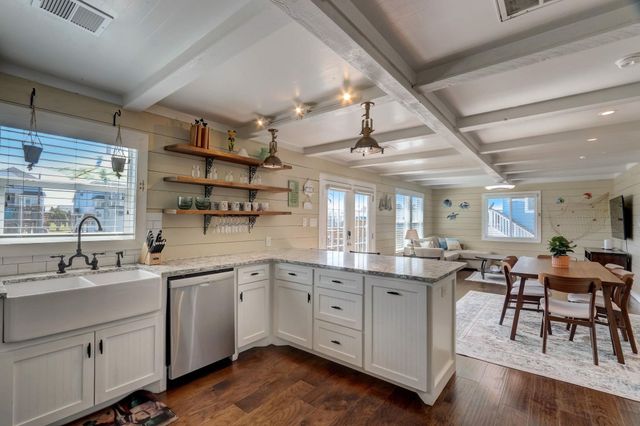 22819 Vida Street, Galveston, TX 77554