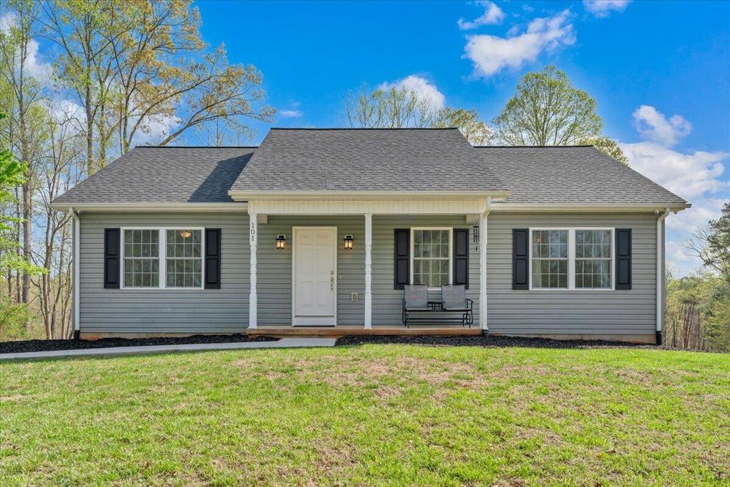 101 Charmwood CIR, Moneta, VA 24121
