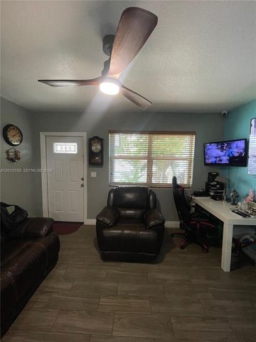 2144 NW 85th St, Miami, FL 33147