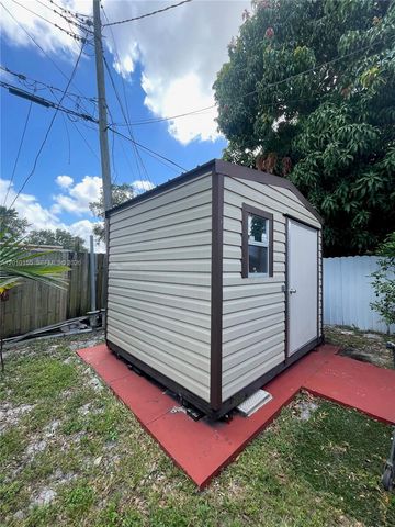 2144 NW 85th St, Miami, FL 33147
