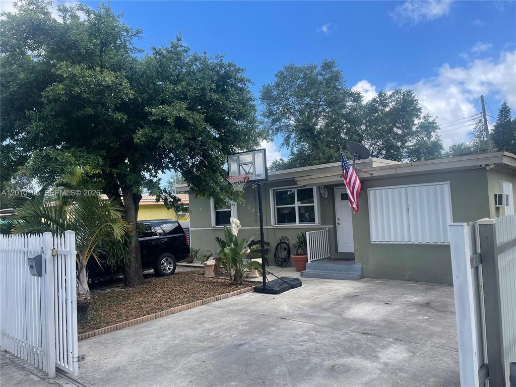 2144 NW 85th St, Miami, FL 33147