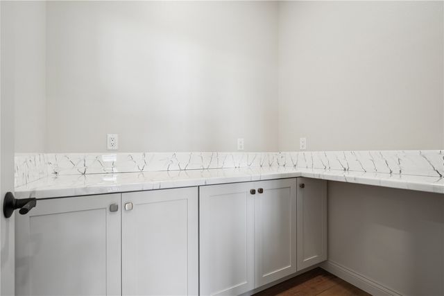 702 Lakeview Court, Tiffin, IA 52340