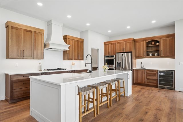 702 Lakeview Court, Tiffin, IA 52340