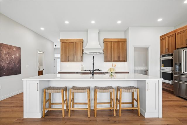 702 Lakeview Court, Tiffin, IA 52340