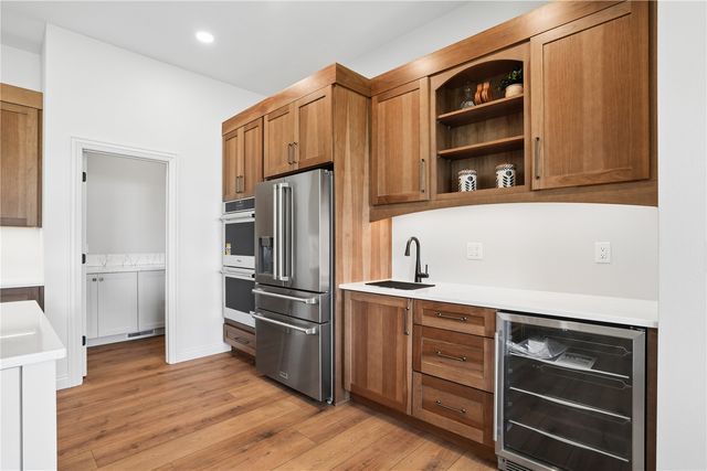 702 Lakeview Court, Tiffin, IA 52340