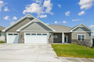 702 Lakeview Court, Tiffin, IA 52340