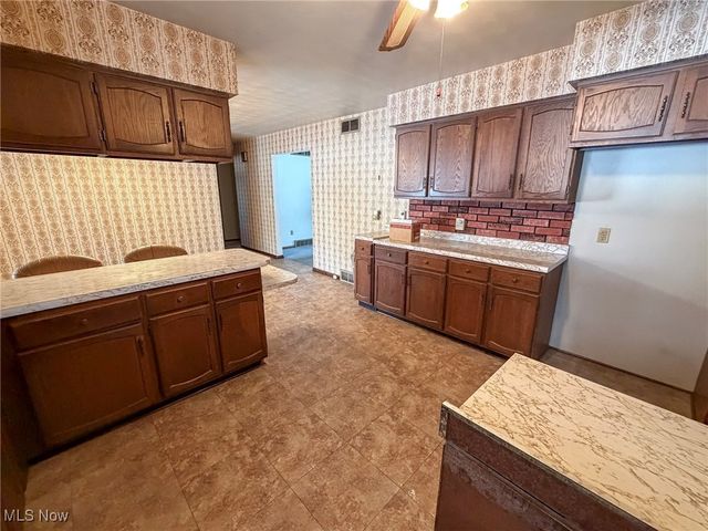 594 Center Street W, Warren, OH 44481