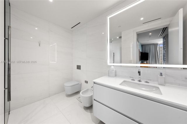 300 Biscayne Boulevard Way 901E, Miami, FL 33131