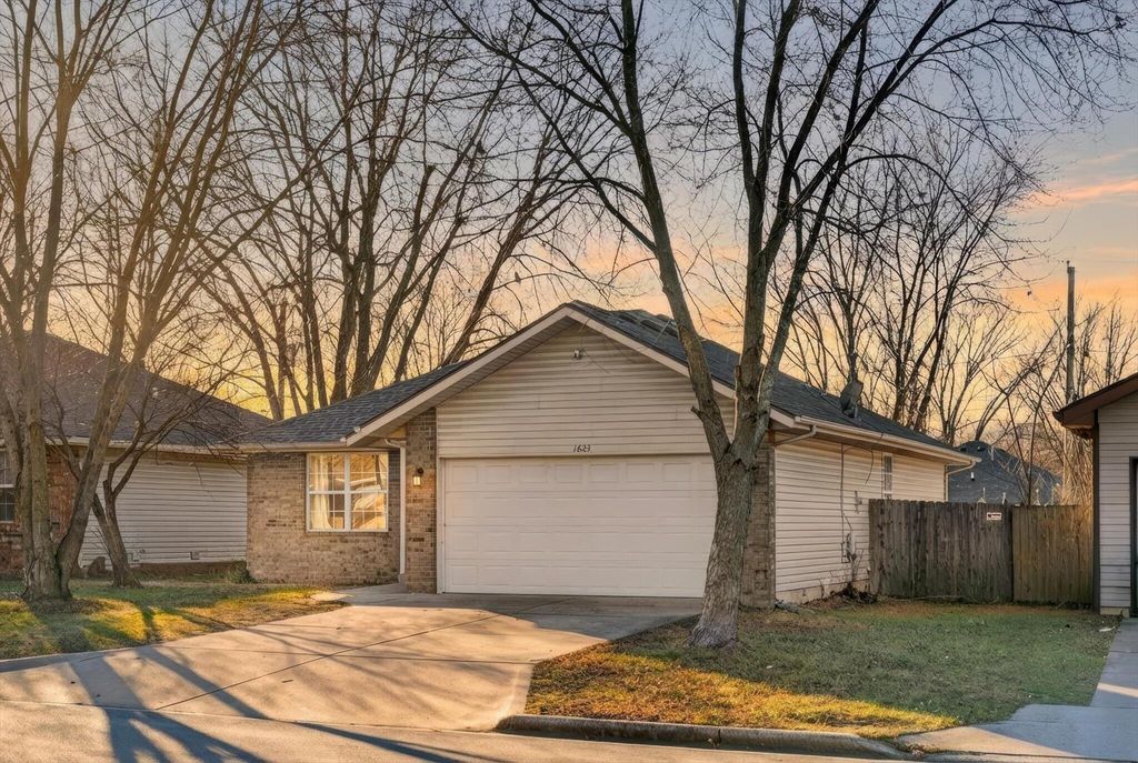 1623 N Engel Avenue, Springfield, MO 65803